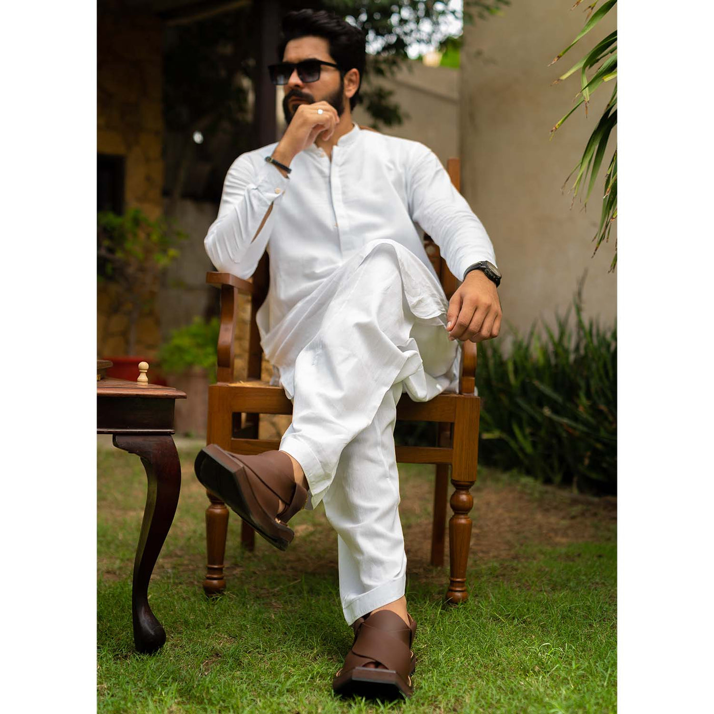 "Ladir Kaptaan Heel Brown Chappal - Traditional Charsadda chappal with a modern design."